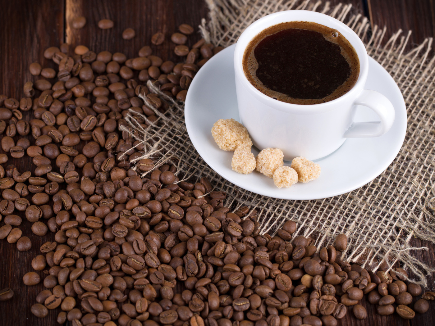 Чашка кофе с зернами на столе 