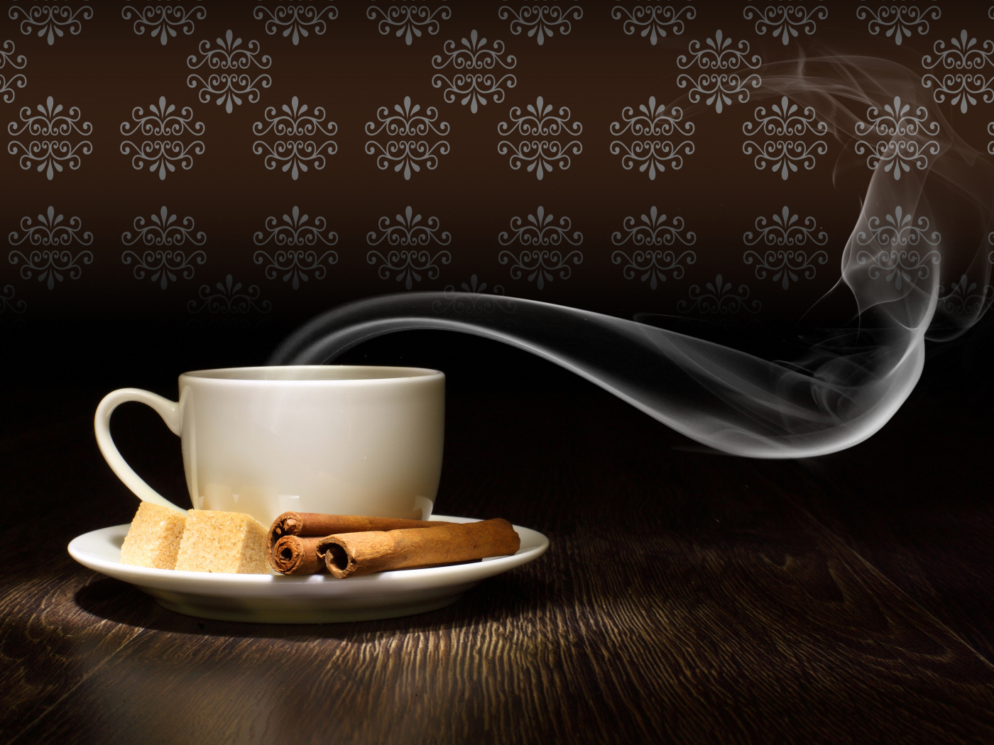 Чашка горячего кофе с дымом на блюдце с сахаром и корицей