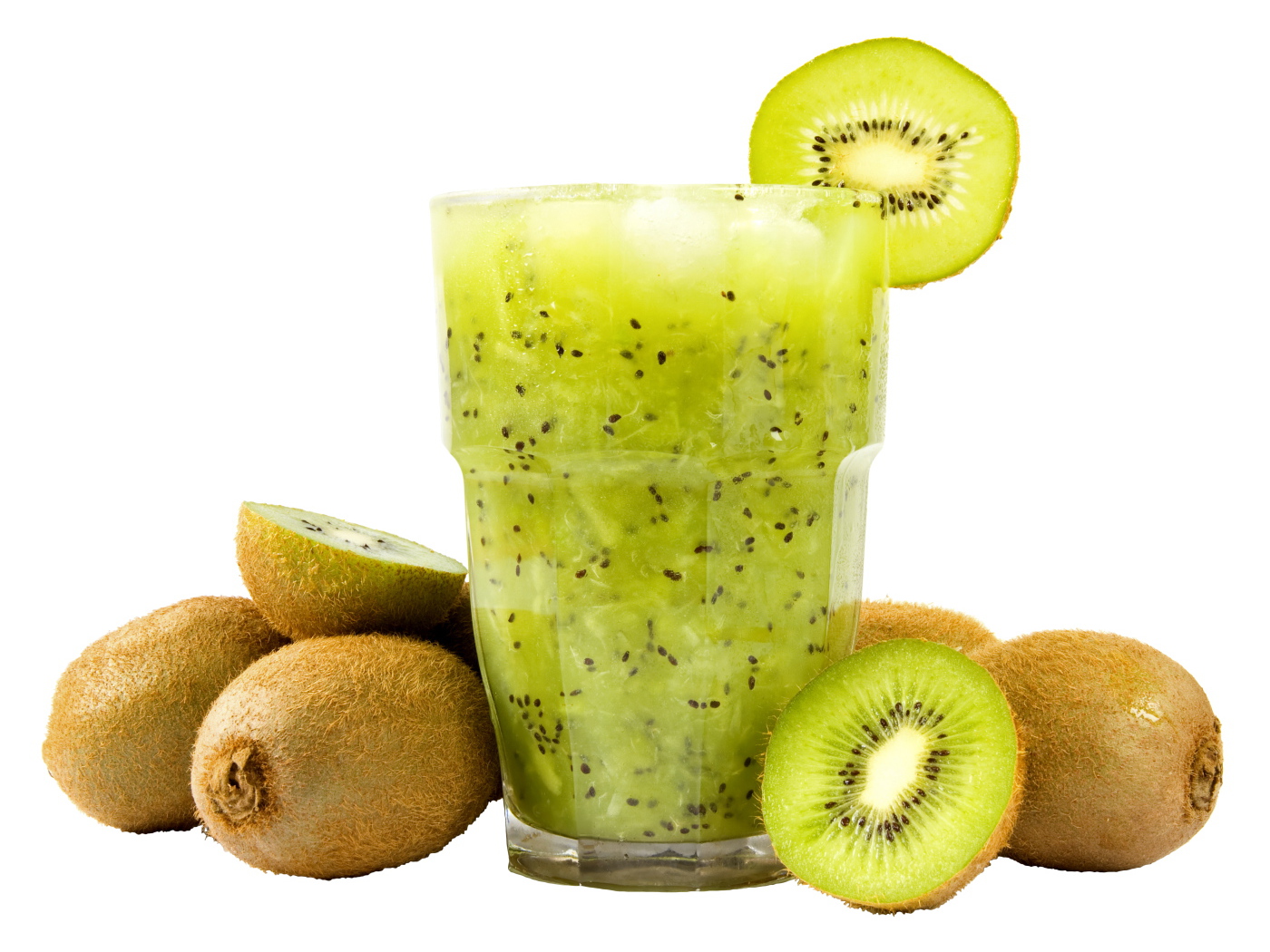 Стакан напитка из киви на белом фоне с плодами киви