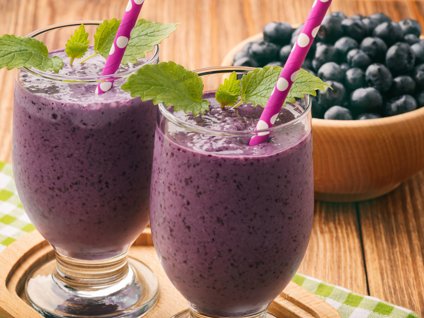 Черничное смузи в стаканах с трубочками
