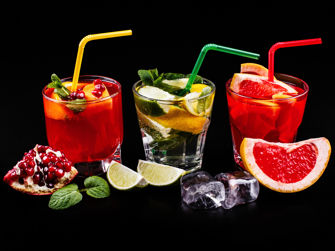 Цитрусовые алкогольные коктейли на черном фоне с фруктами