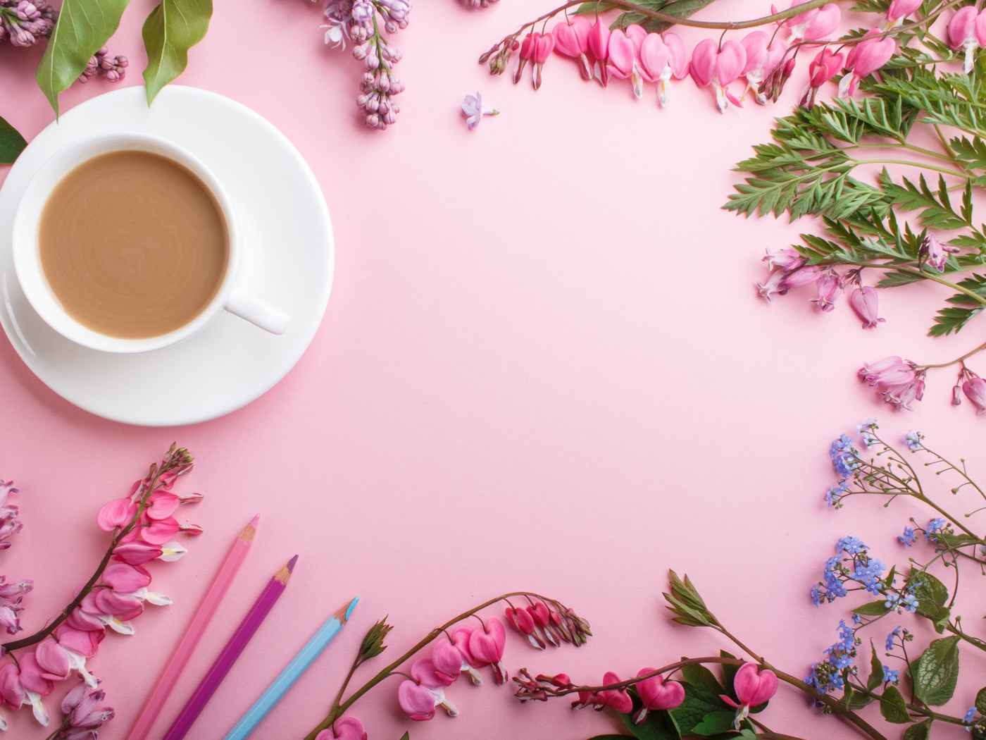 Чашка кофе на розовом фоне с цветами
