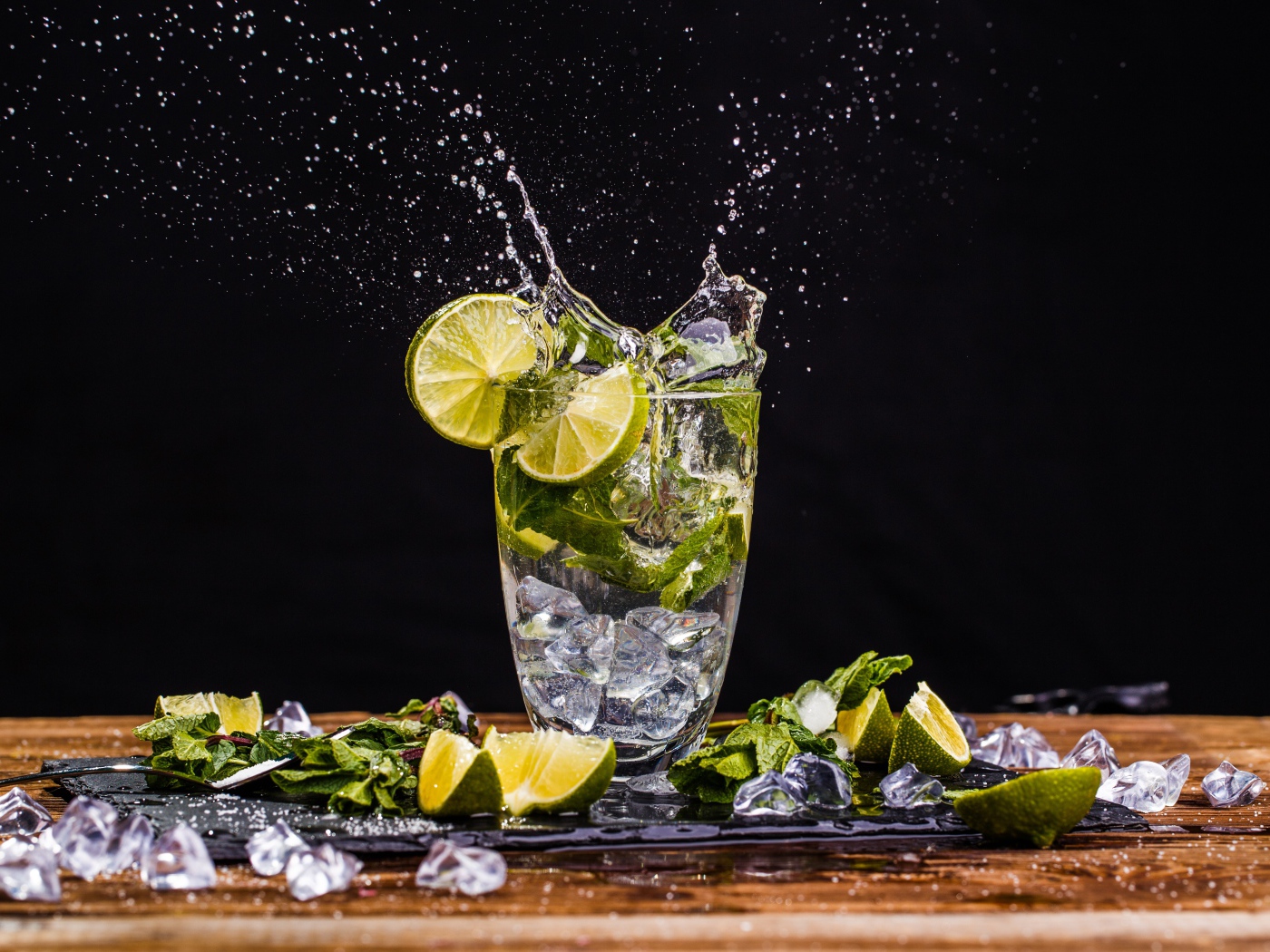 Стакан мохито со льдом, лимоном и мятой