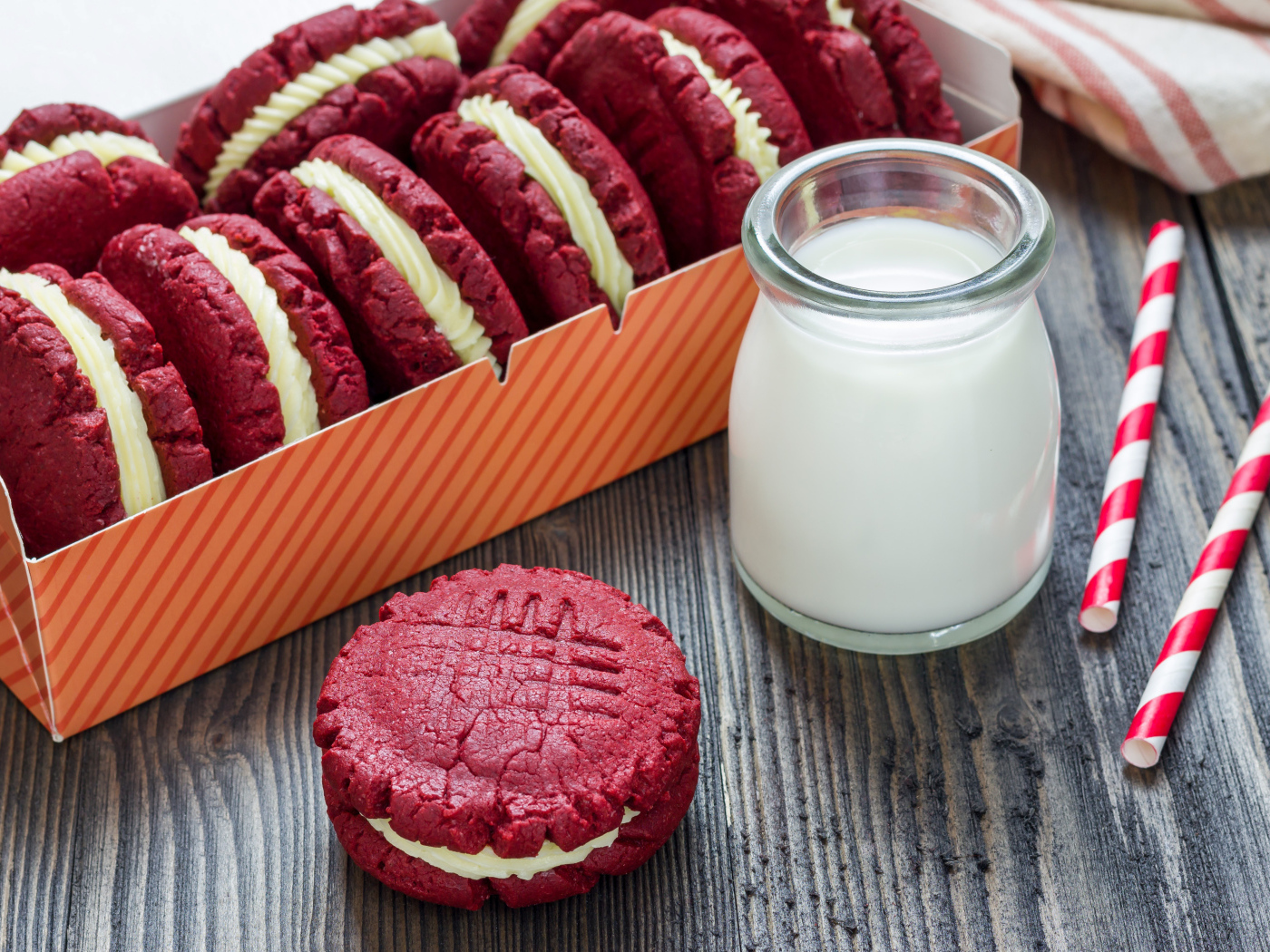 Кефир в банке на столе с печеньем 