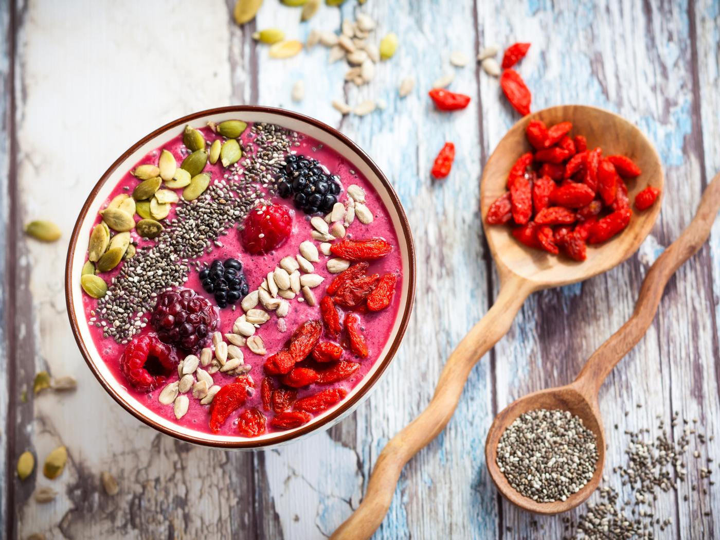 Смузи с сухофруктами, семенами годжи и ягодами в чашке