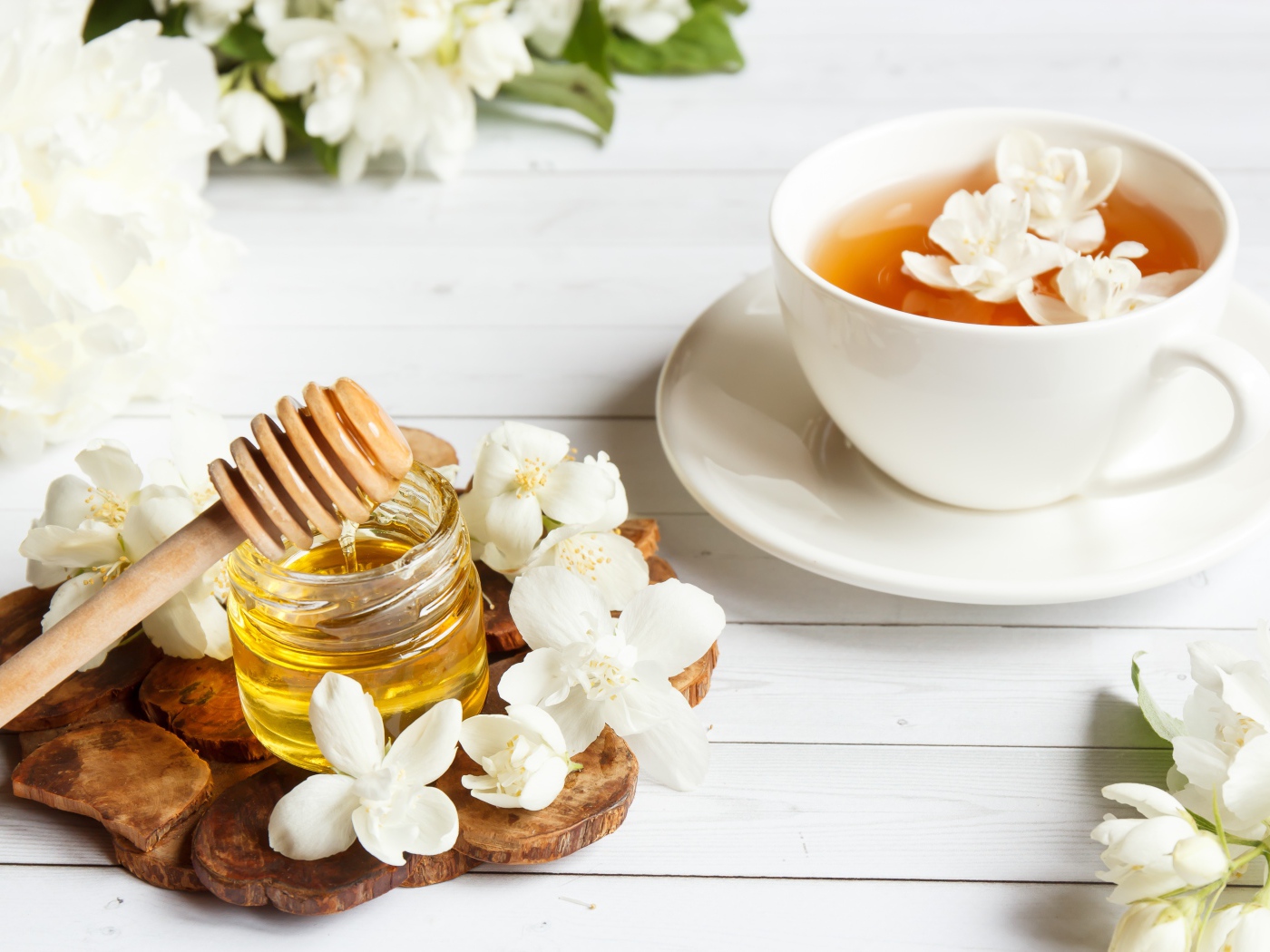 Чай на столе с медом и цветами жасмина