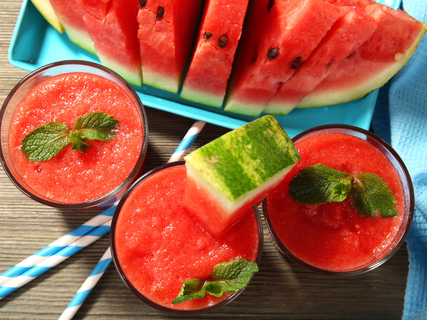 Арбузный смузи в стаканах на столе кусочками арбуза