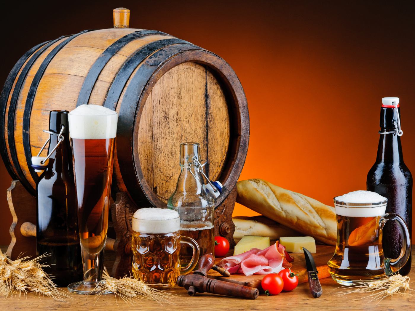 Деревянная бочка на столе с пивом и закусками