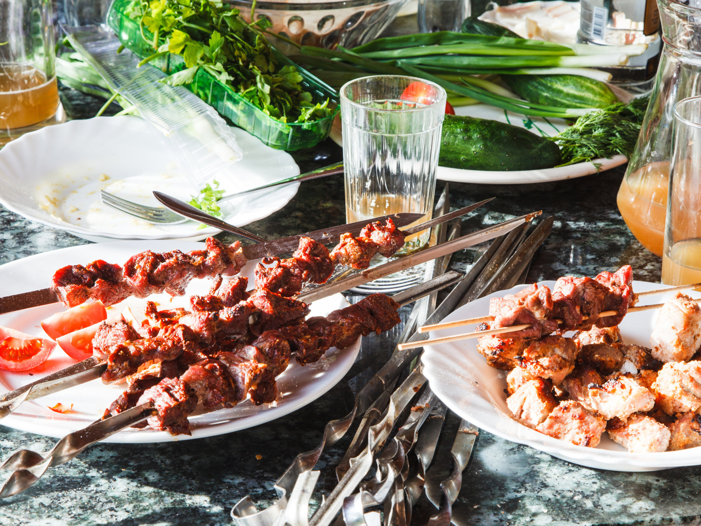 Аппетитный шашлык на шампурах на столе 