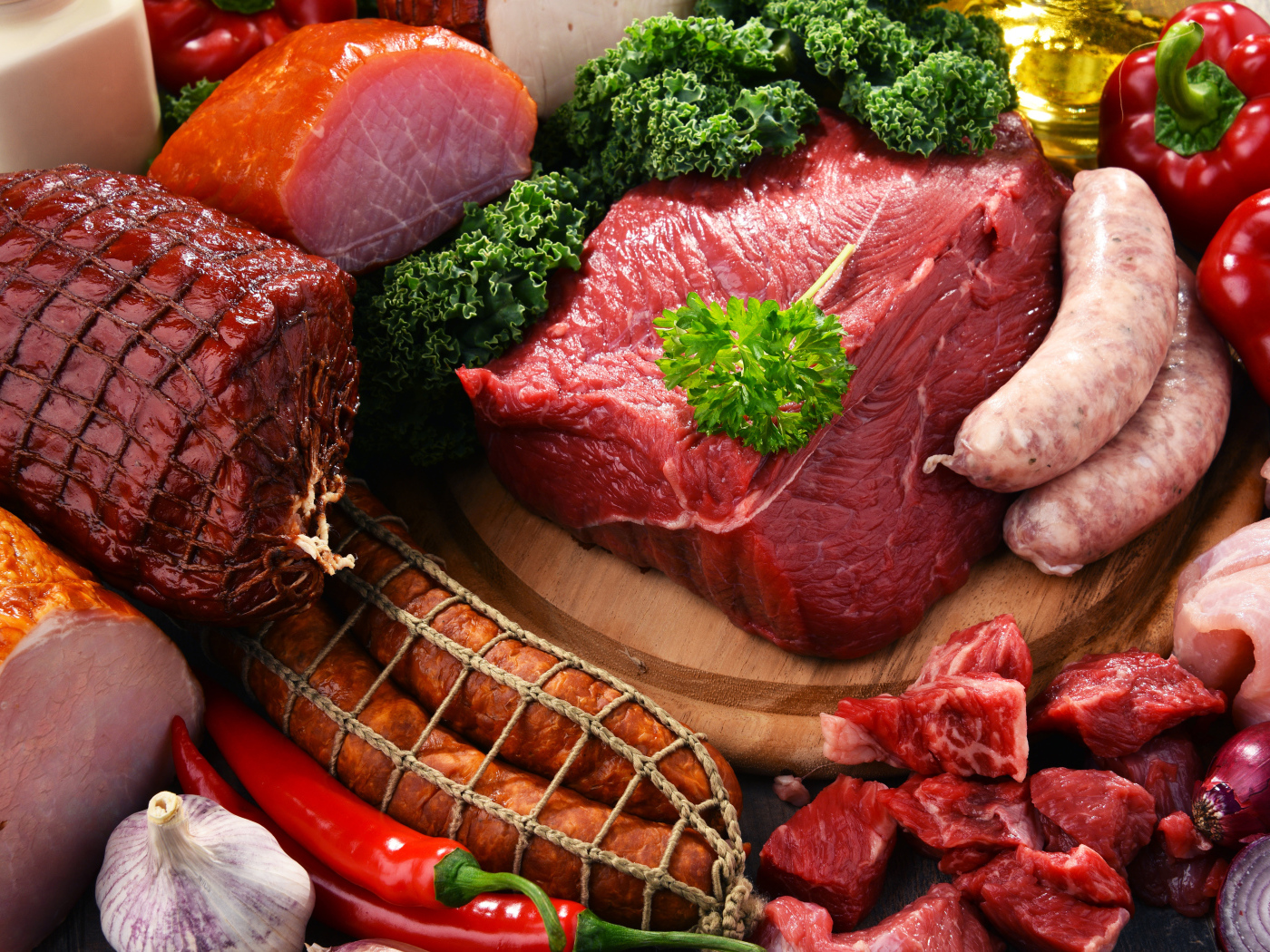 Аппетитные мясные продукты на столе с овощами