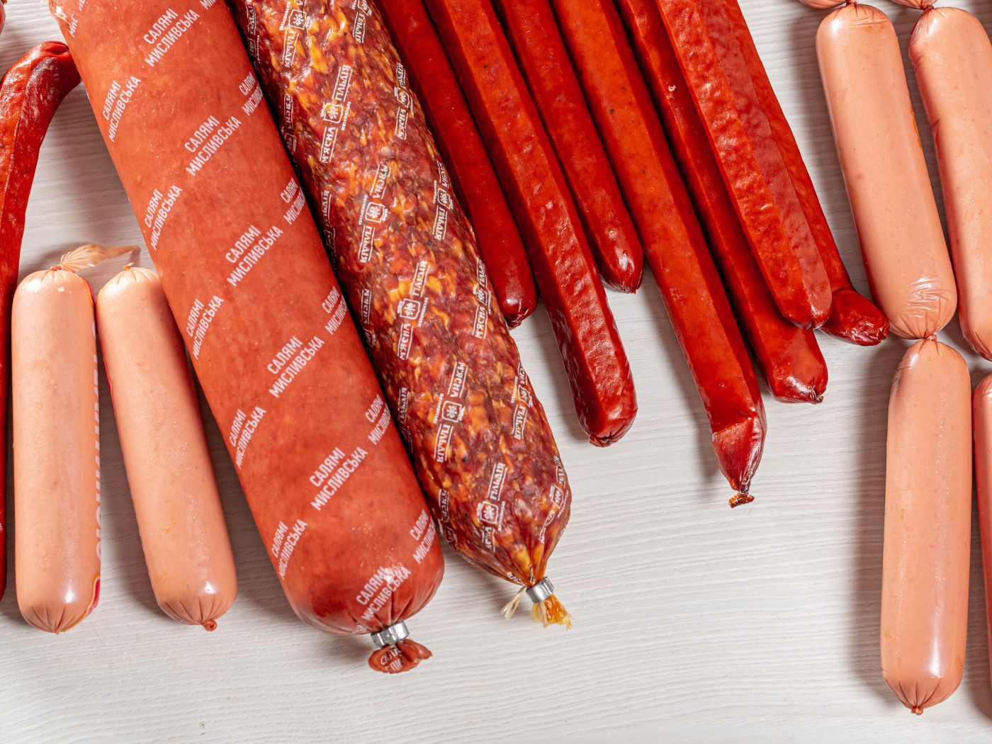 Разные виды колбасных изделий на столе 