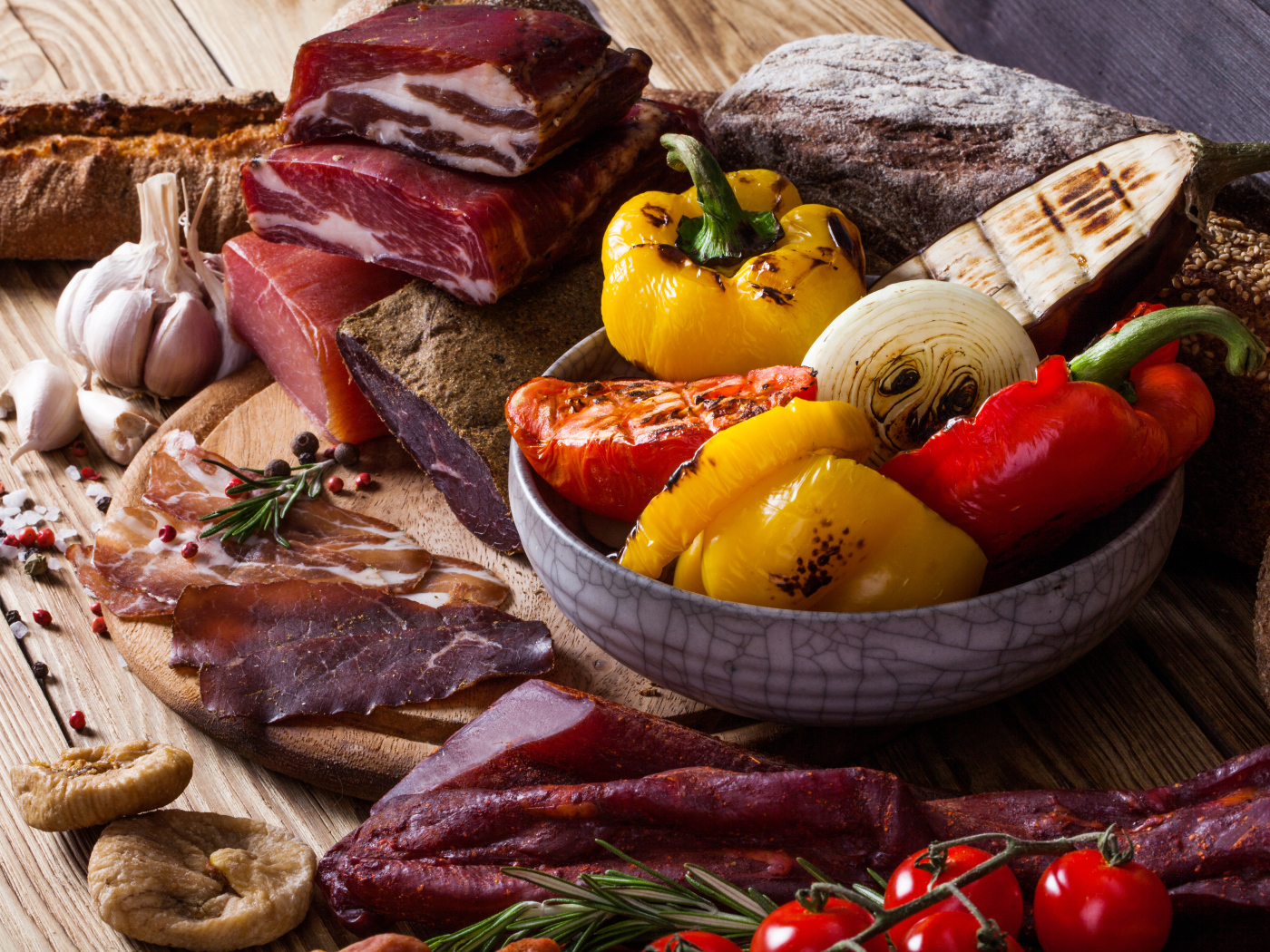 Мясные продукты на столе с запеченными овощами