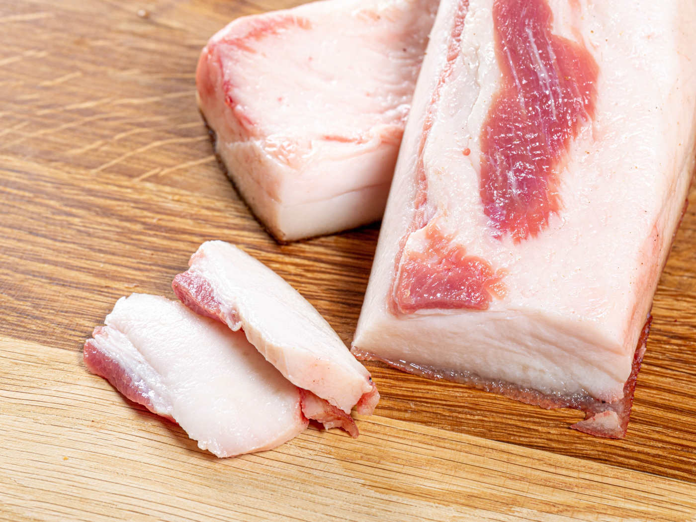 Куски свежего сала на столе 