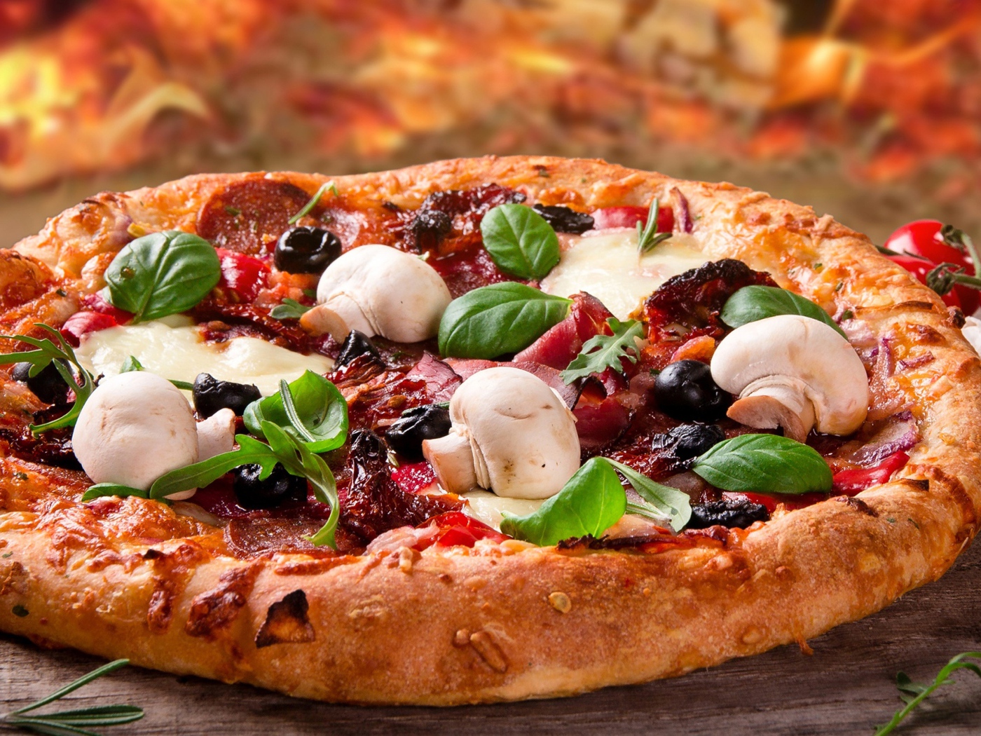 Аппетитная пицца с колбасой, беконом и грибами