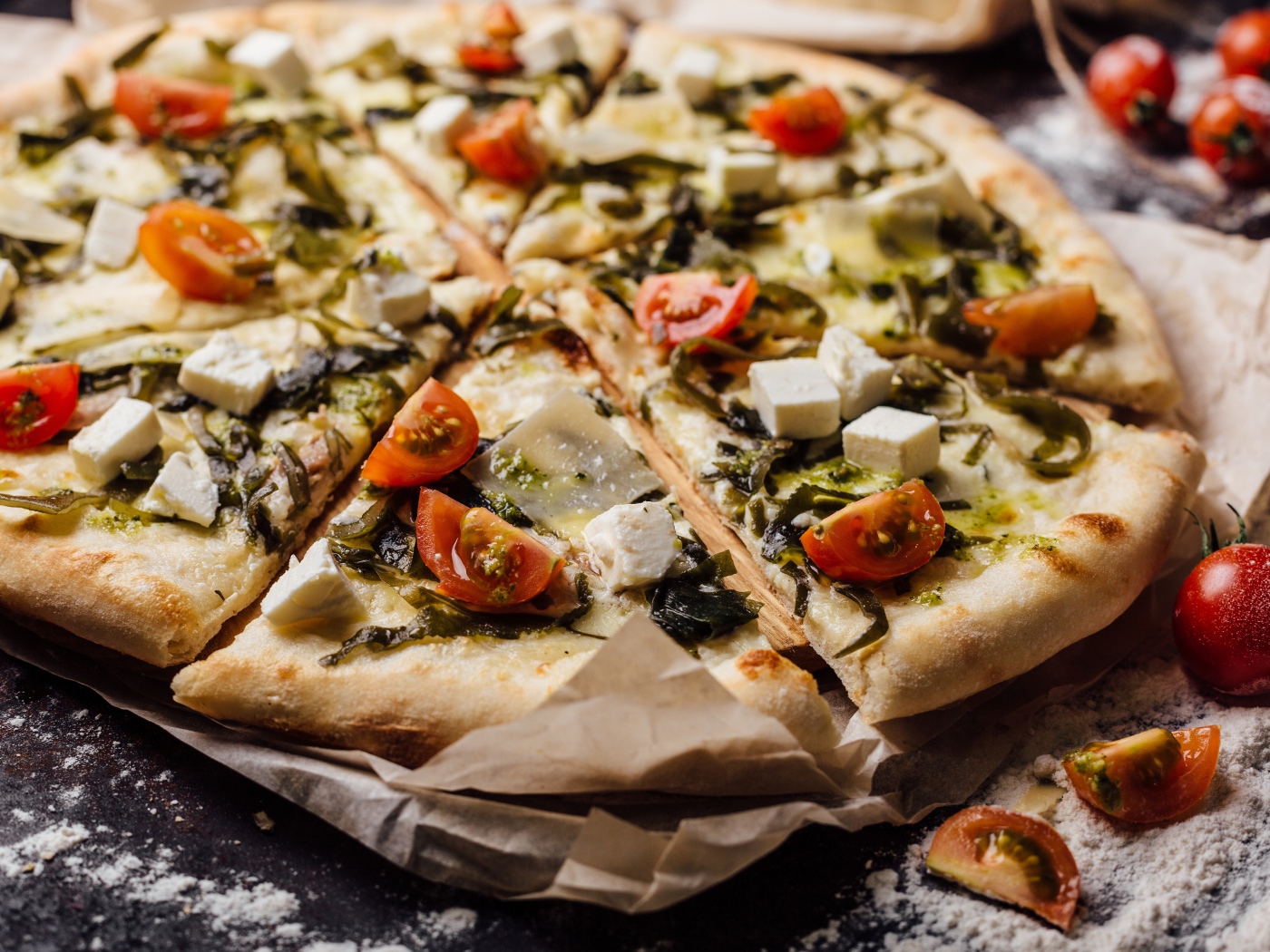 Аппетитная пицца с морской капустой, помидорами и сыром