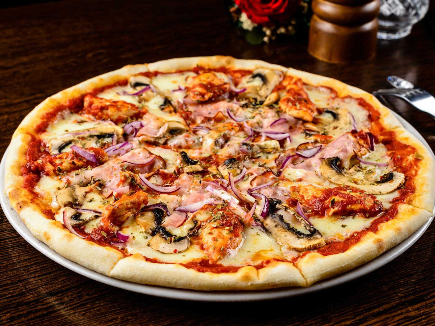 Большая вкусная пицца с шампиньонами