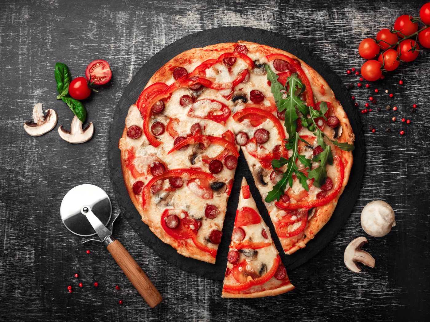 Пицца с болгарским перцем, колбасками и сыром