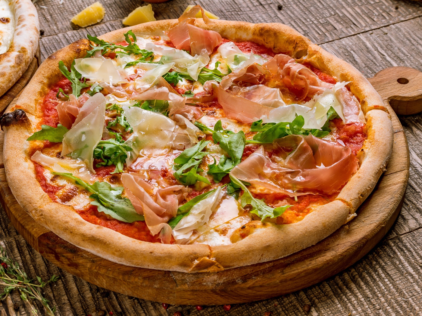 Пицца с рыбой и рукколой  на разделочной доске 