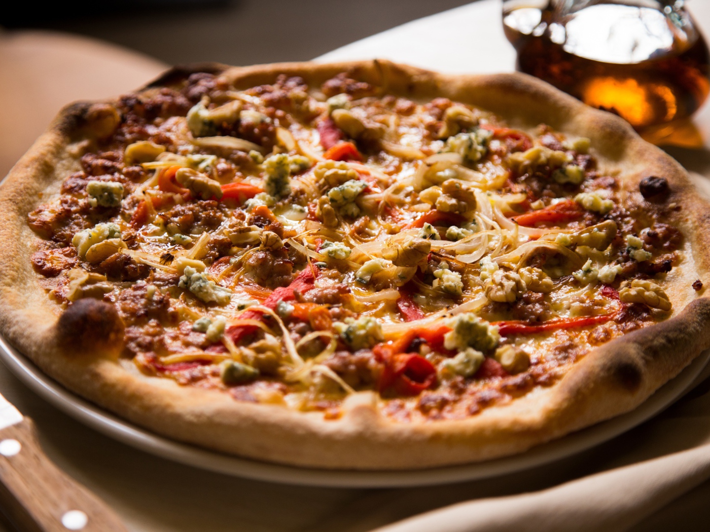 Пицца с зажаренными краями на столе 