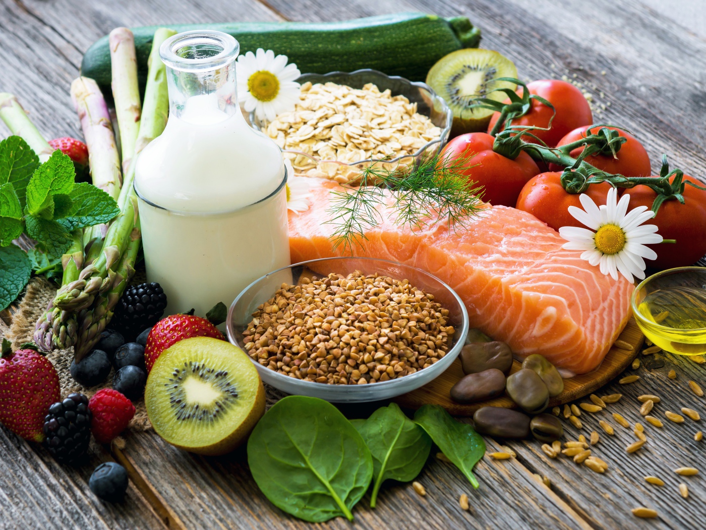 Кусок красной рыбы на столе с ягодами и овощами