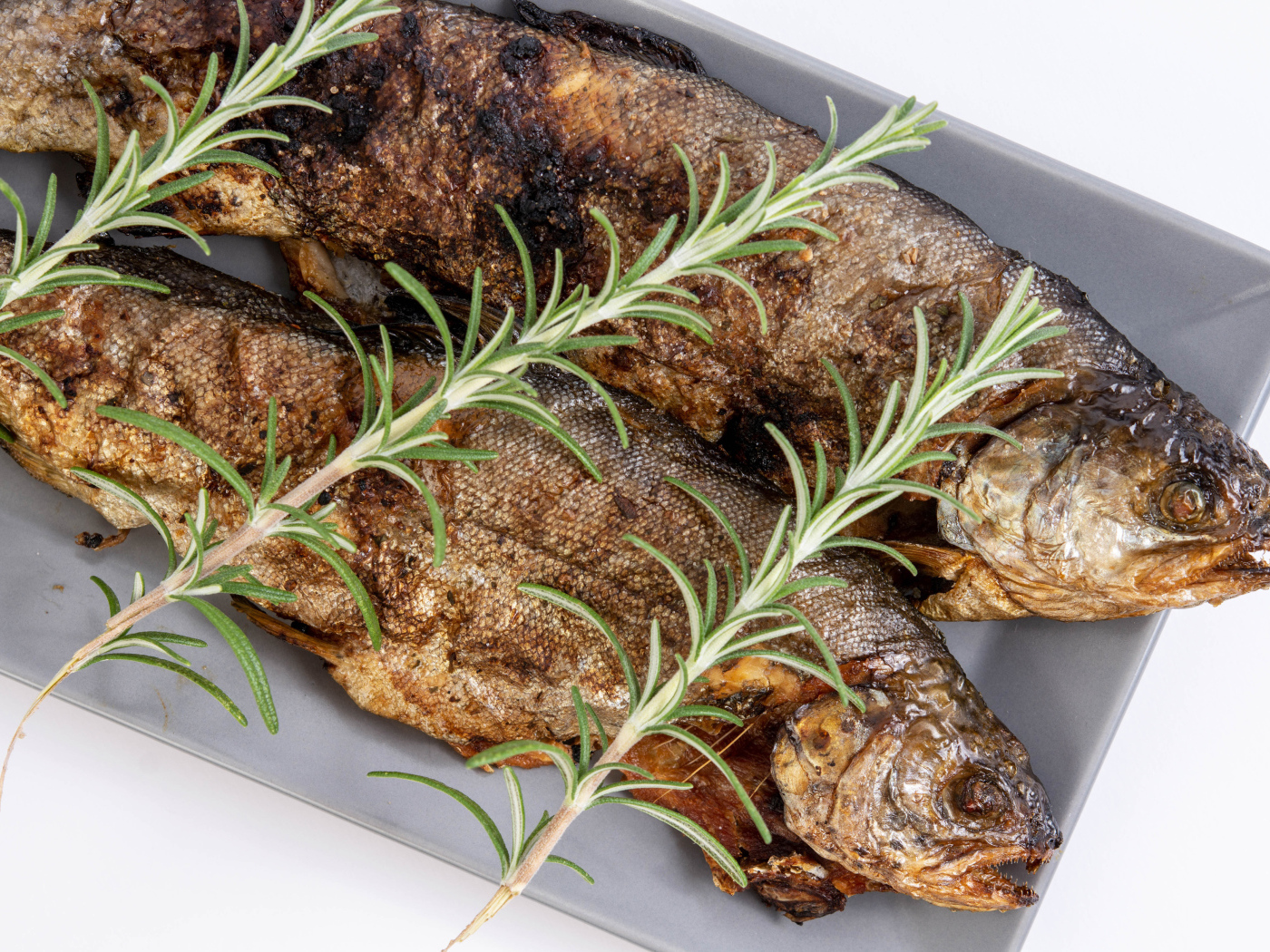 Запеченная рыба с розмарином в противне