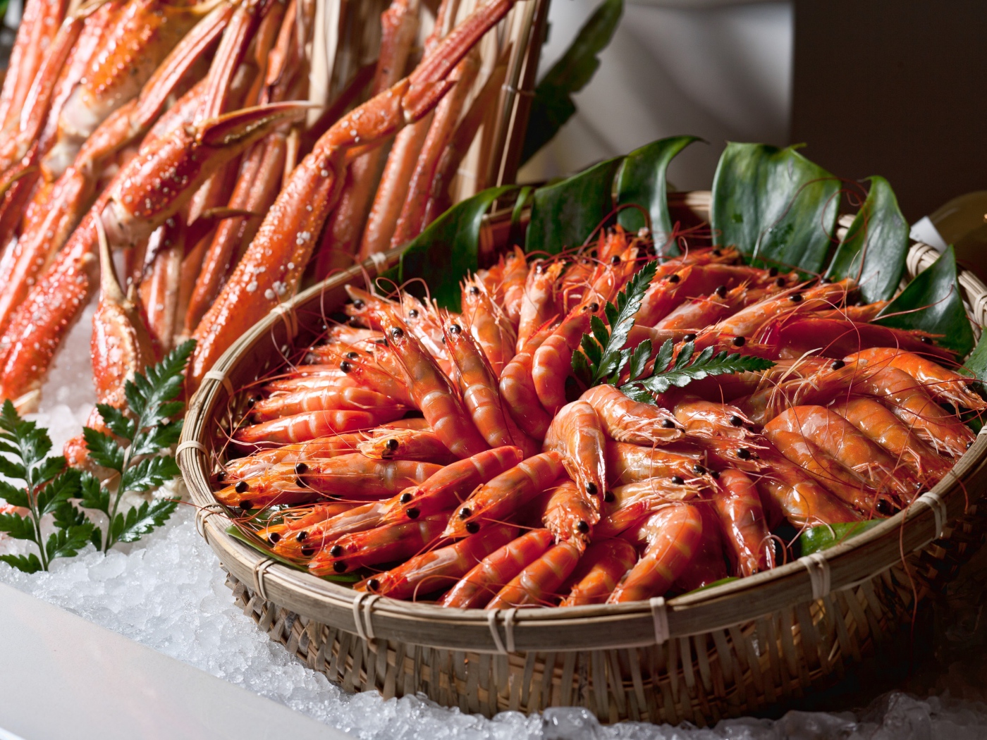 Вареные креветки лежат в корзине на столе крабами