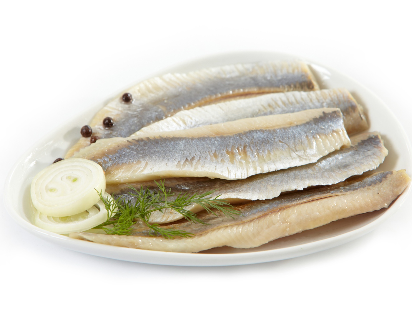 Филе сельди на белом фоне с репчатым луком