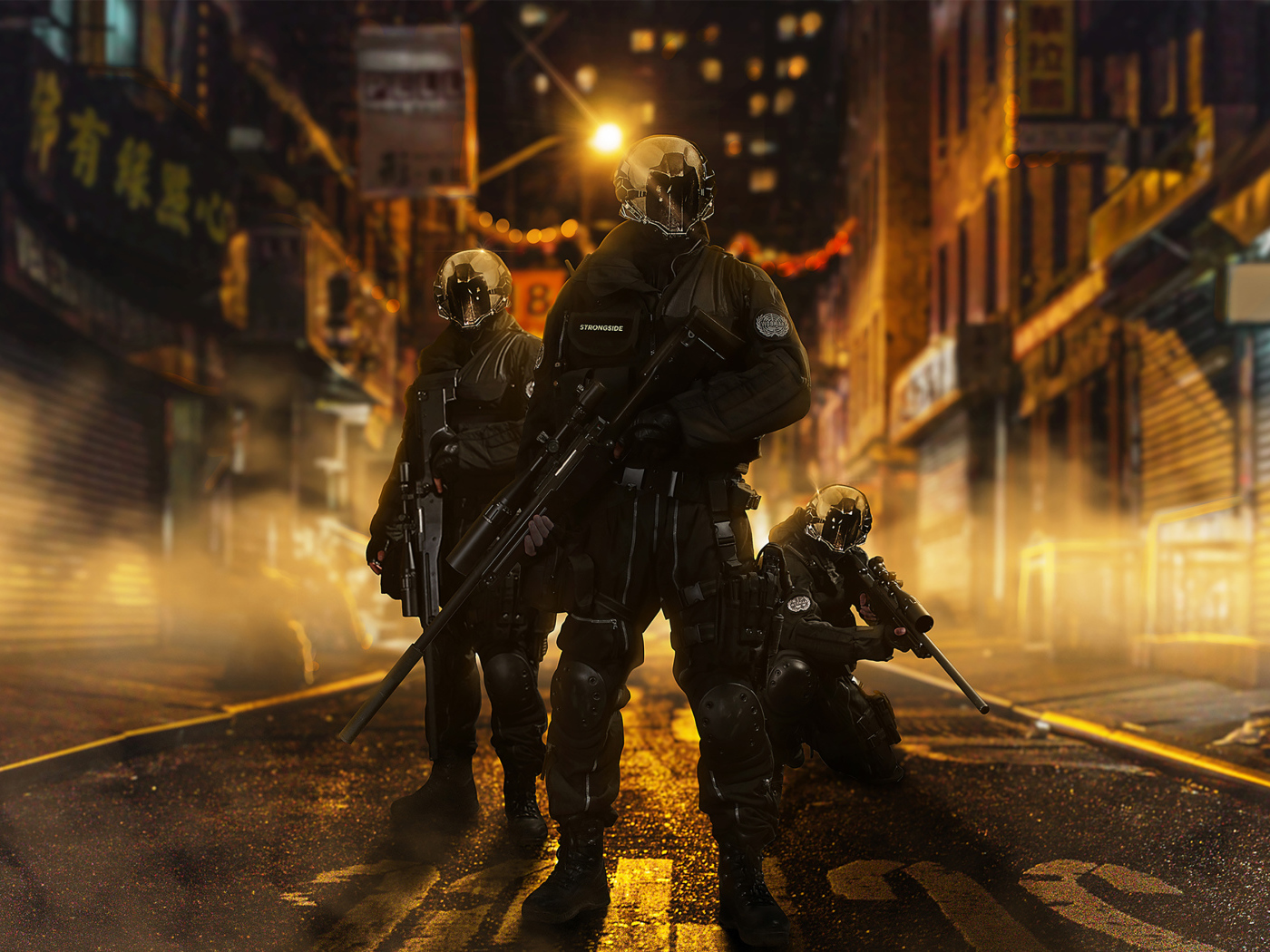 Солдаты с оружием на улице города 