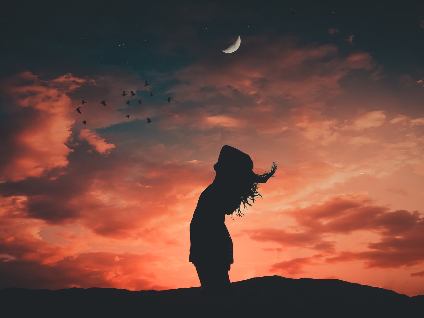 Силуэт  девушки на фоне неба 