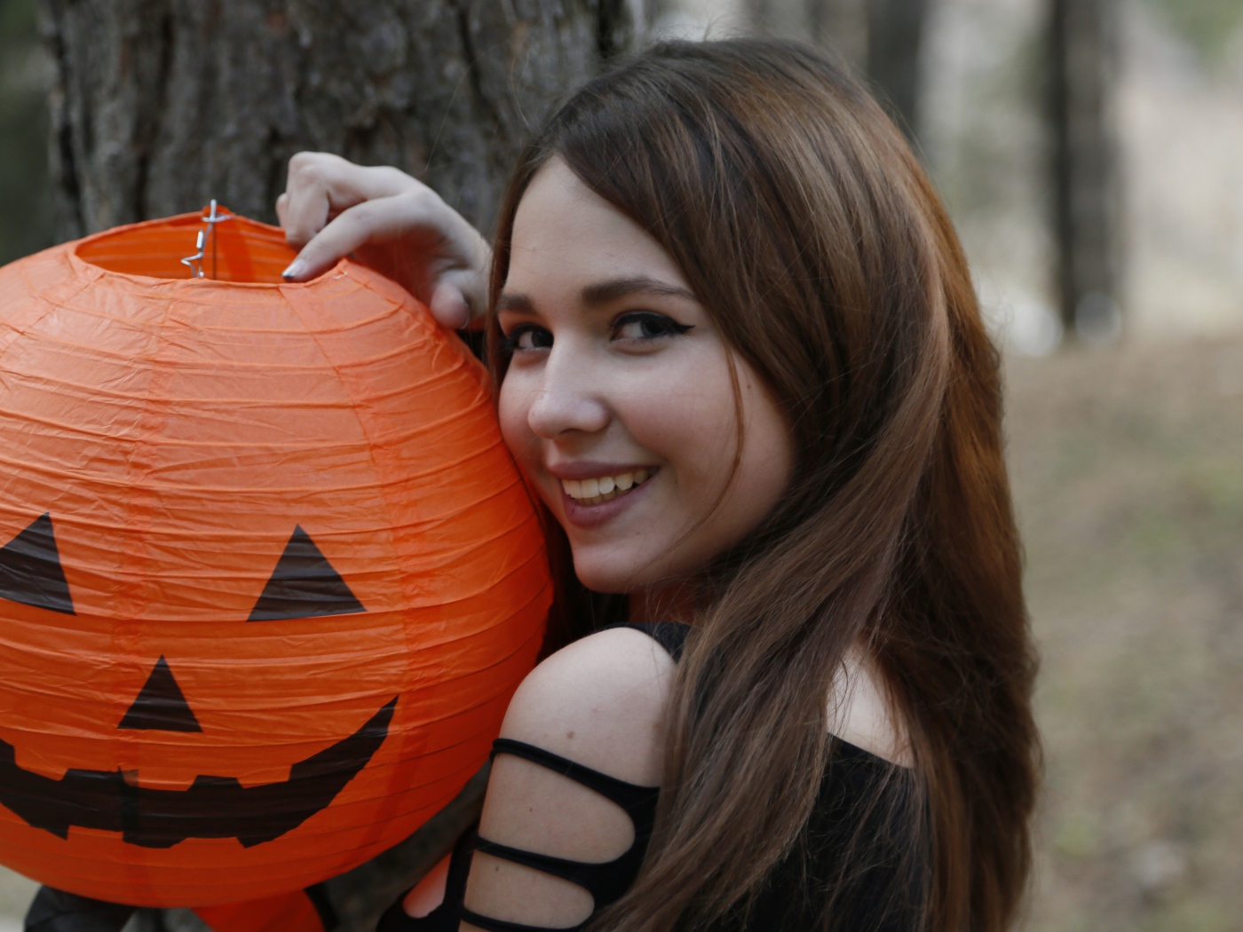 Улыбающаяся девушка с декором на праздник Хэллоуин