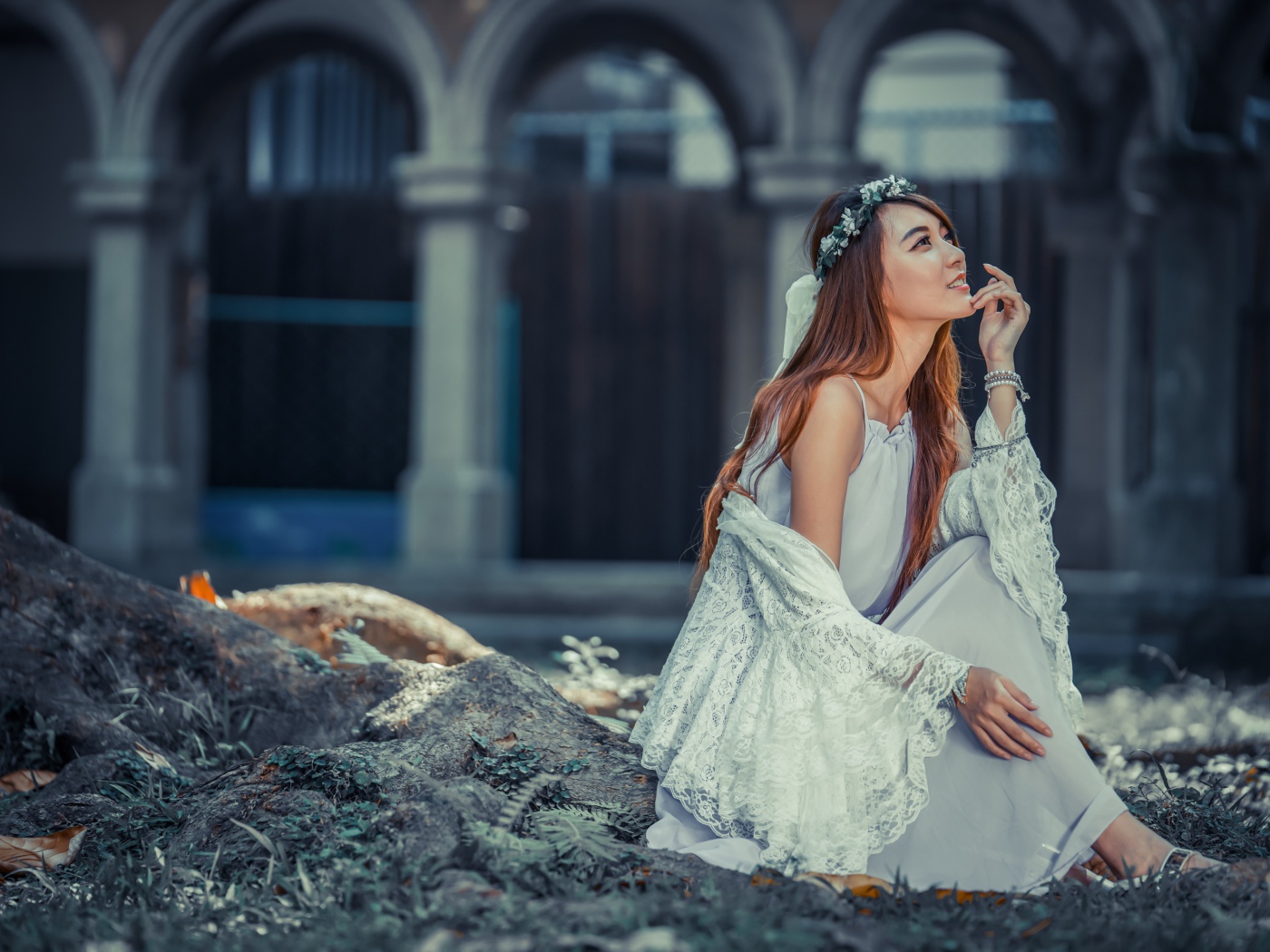 Мечтательная девушка азиатка в белом платье