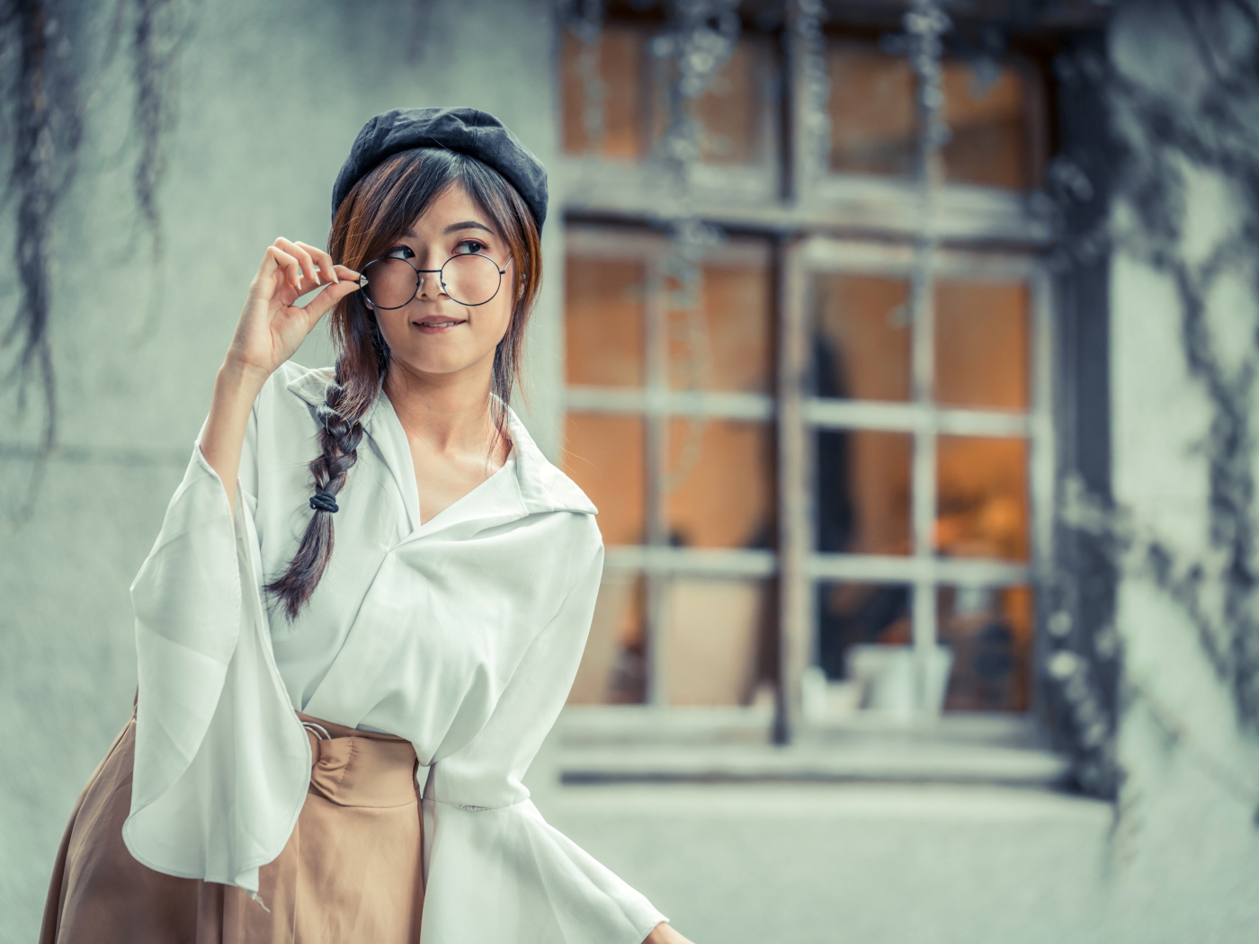 Девушка азиатка в берете и очках 