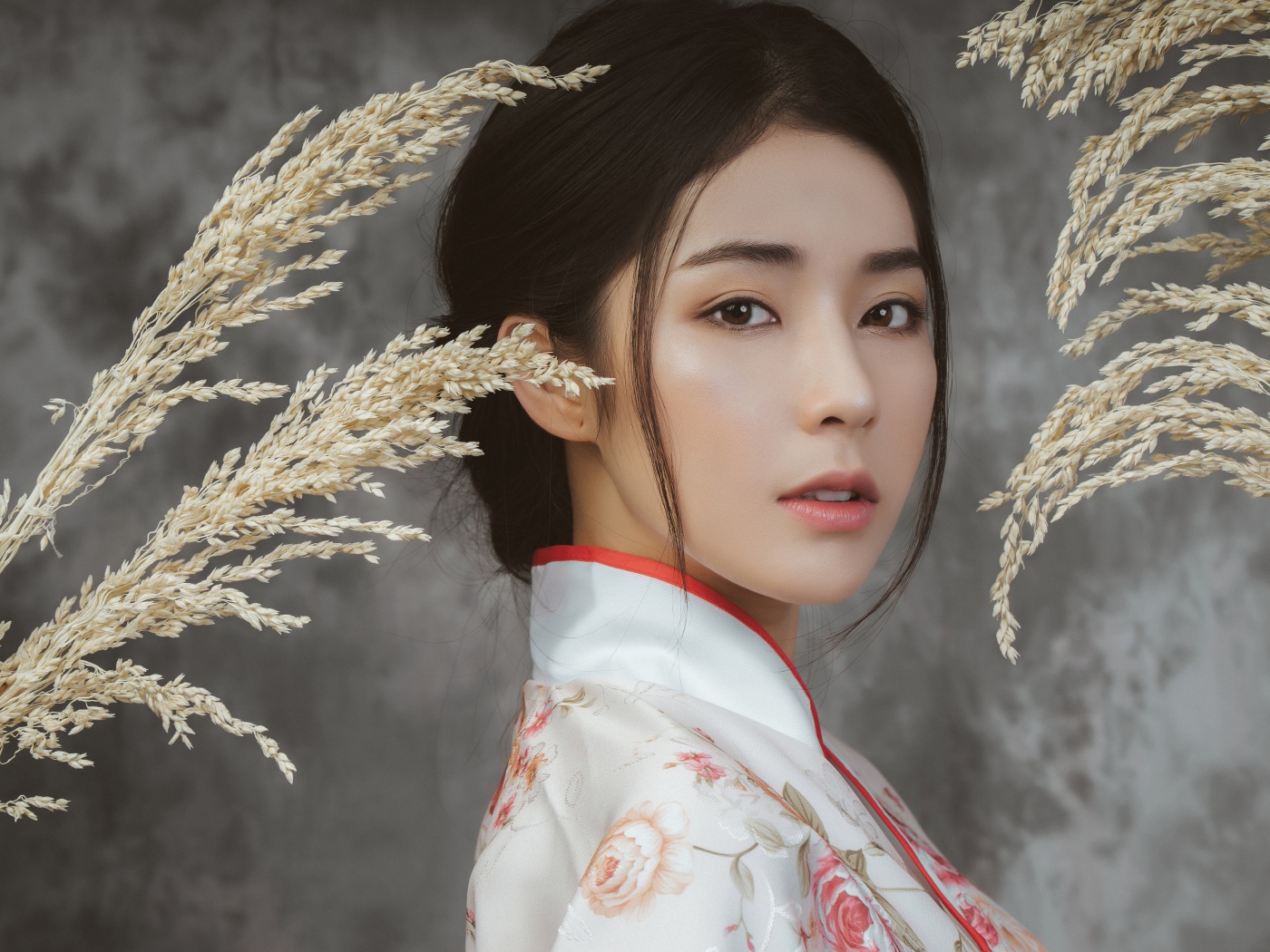 Девушка азиатка в кимоно на фоне с колосьями