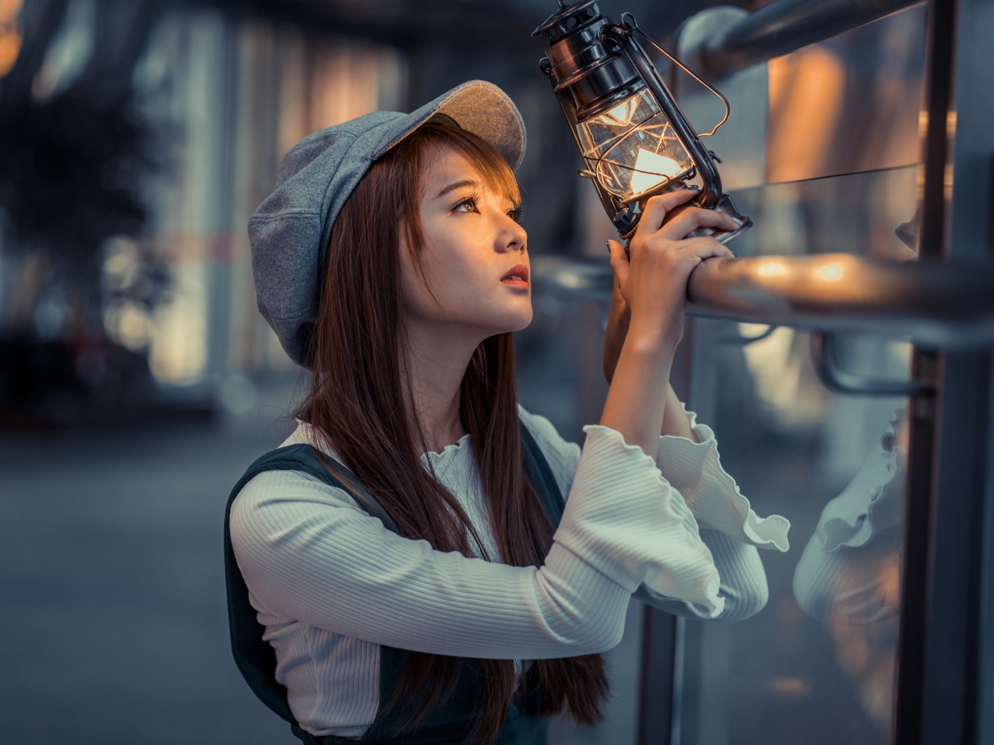 Девушка азиатка с фонарем в руках