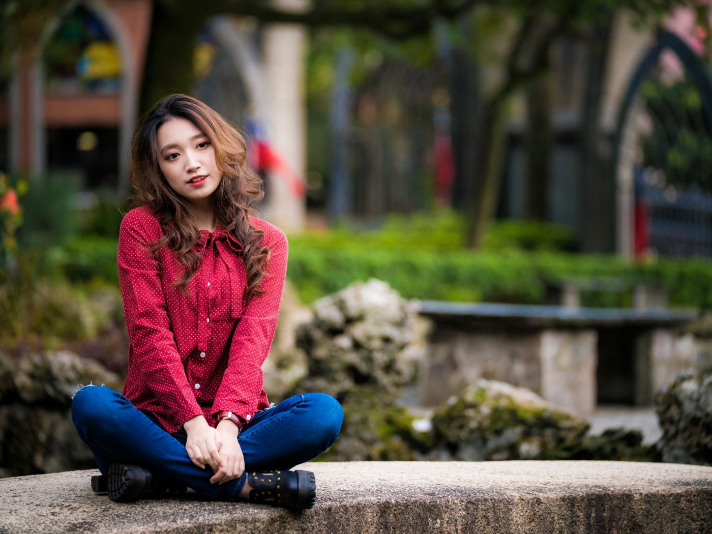 Красивая азиатка в красной рубашке