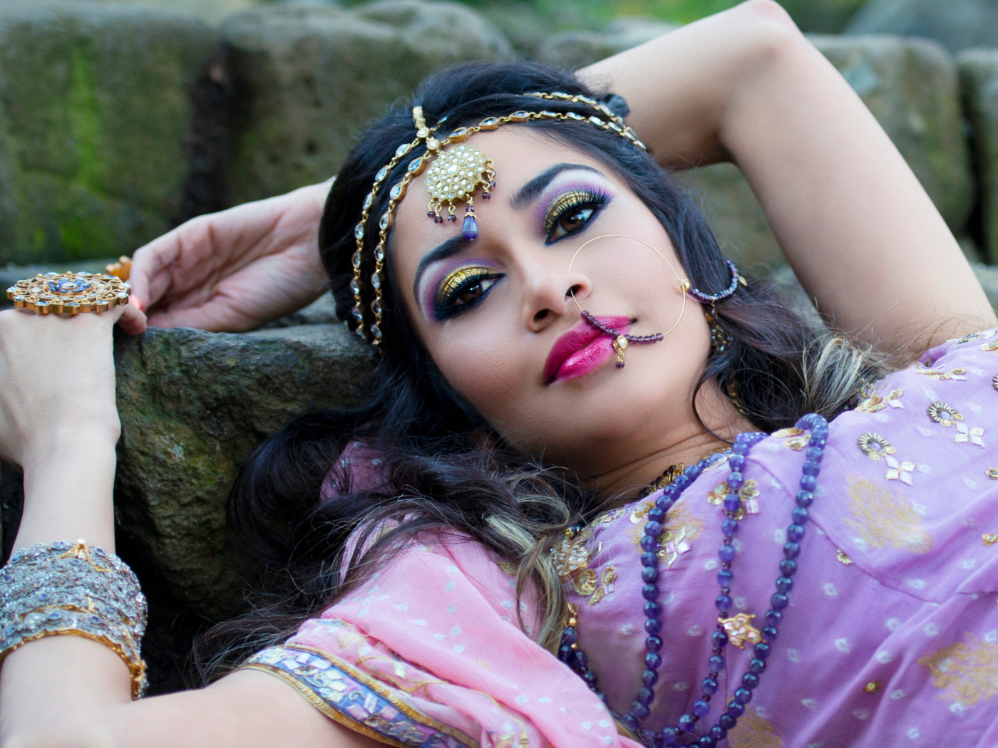 Красивая индийская девушка в сари и украшениях