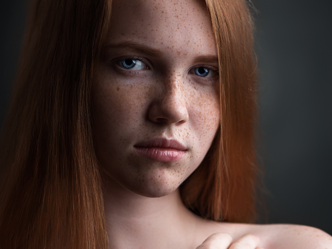 Красивая голубоглазая рыжеволосая девушка с веснушками