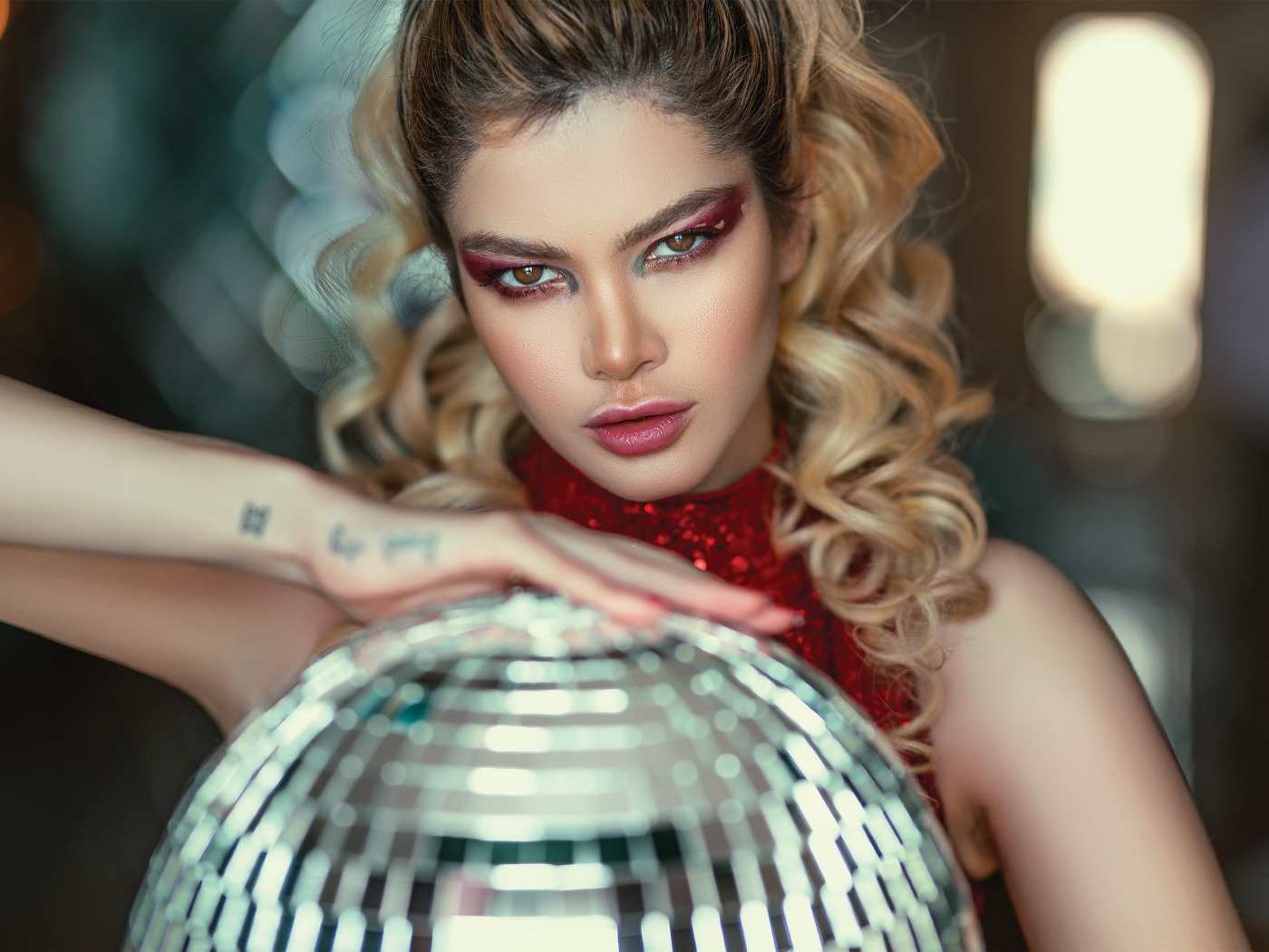 Красивая яркая блондинка с шаром в руках