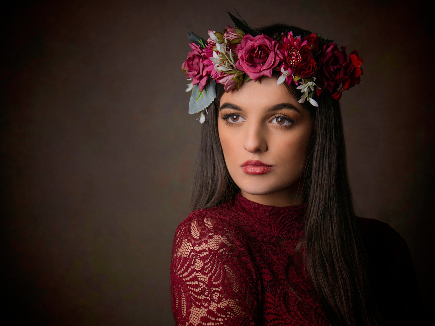 Красивая кареглазая девушка с венком на голове