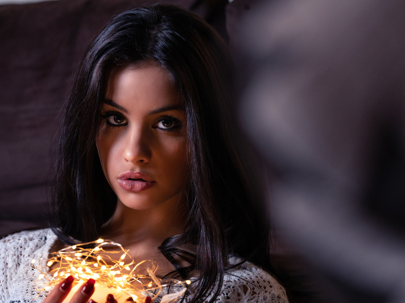 Красивая брюнетка с гирляндой в руках