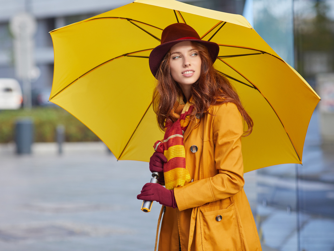 Красивая девушка в пальто с зонтом 