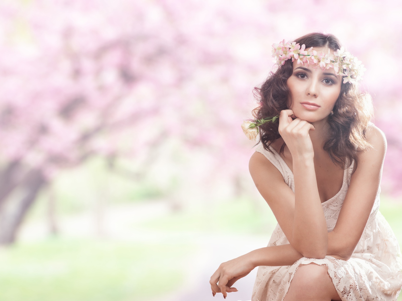 Красивая девушка в розовом платье с венком на голове