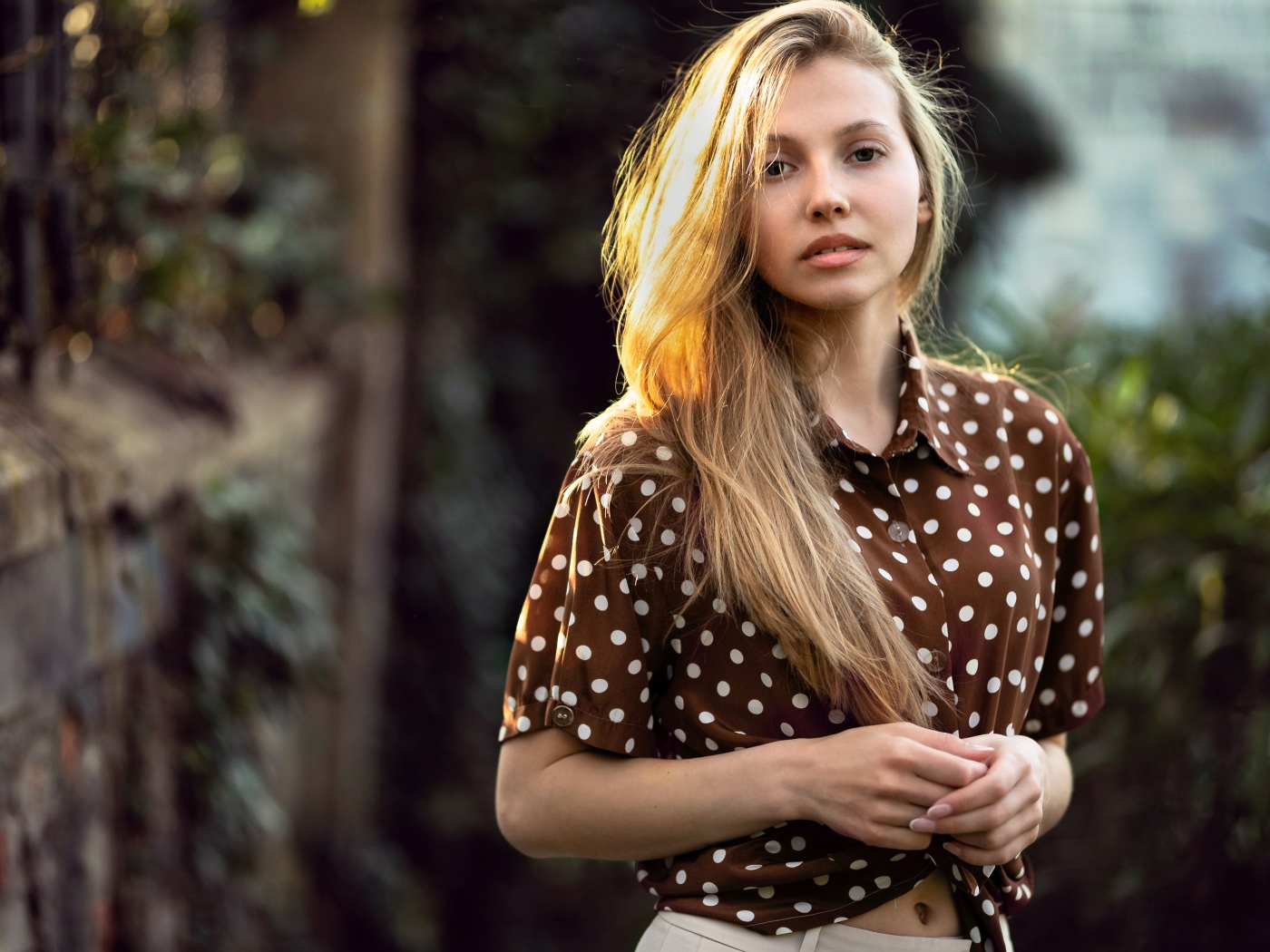 Красивая девушка в рубашке в горох 
