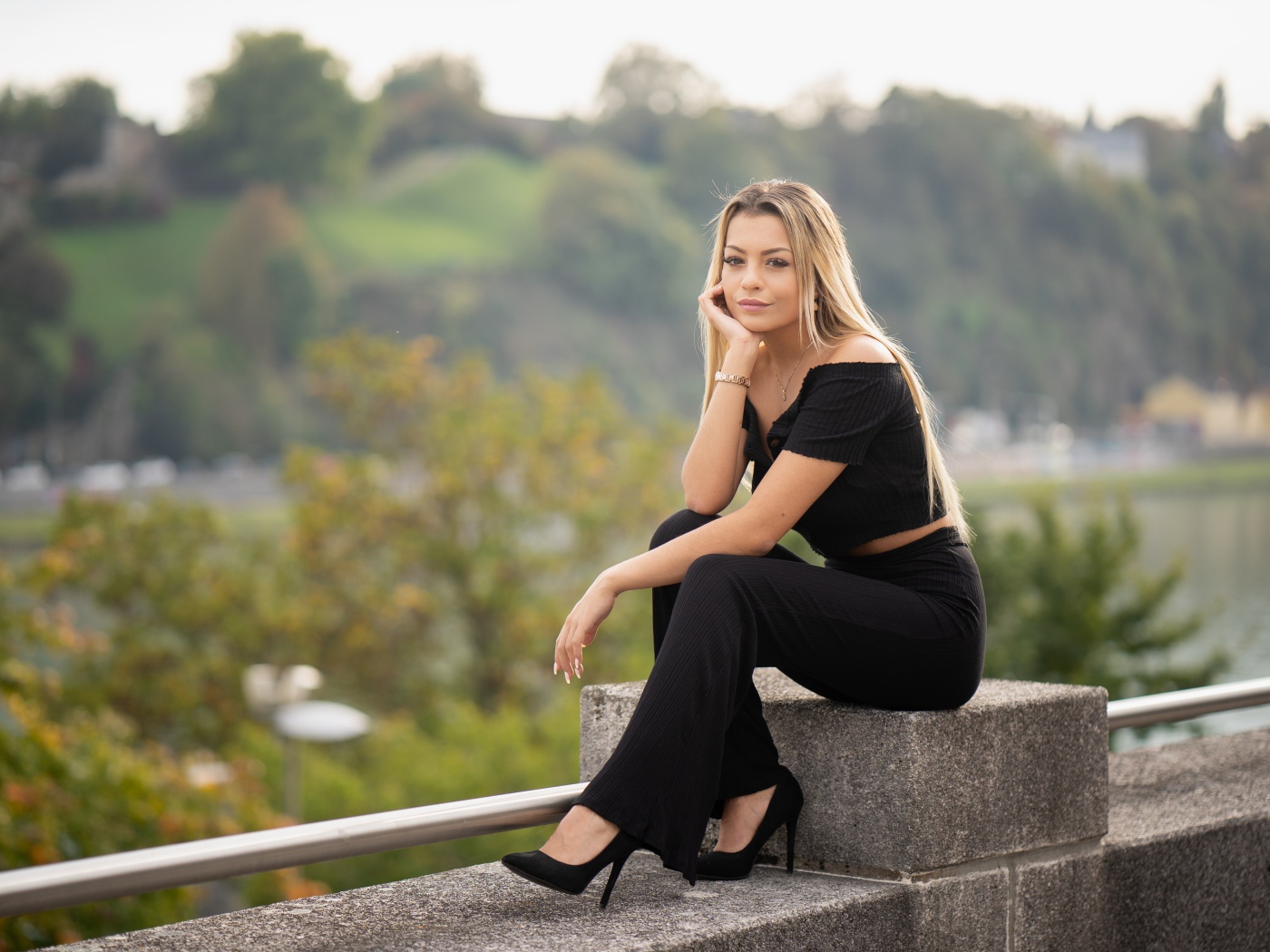 Красивая девушка в черном сидит