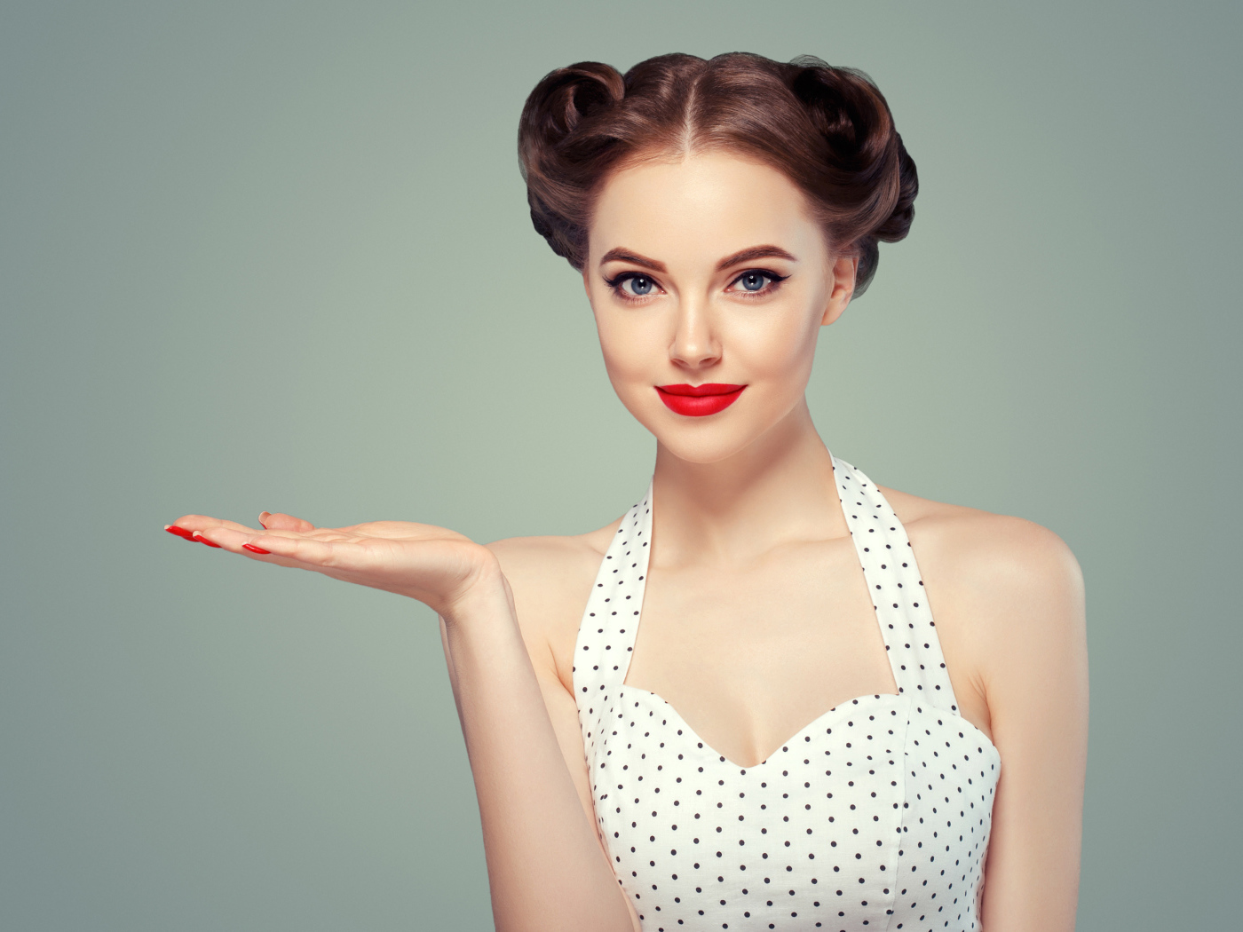 Красивая девушка с прической на голове в платье