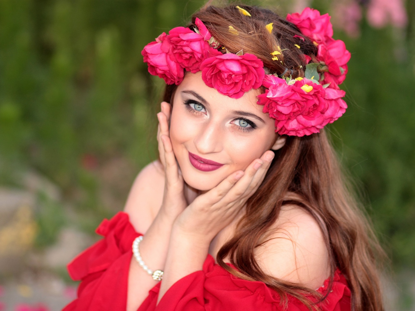 Красивая девушка с венком из роз на голове