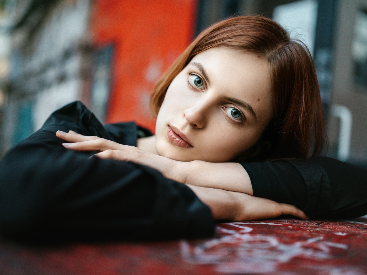 Красивая девушка с большими глазами