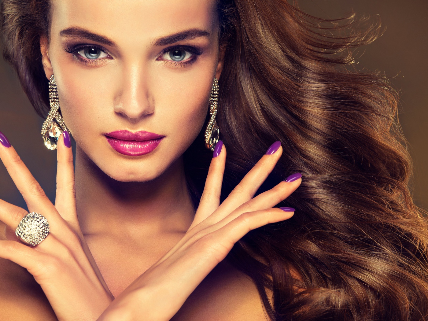 Красивая девушка с макияжем, маникюром и дорогими украшениями