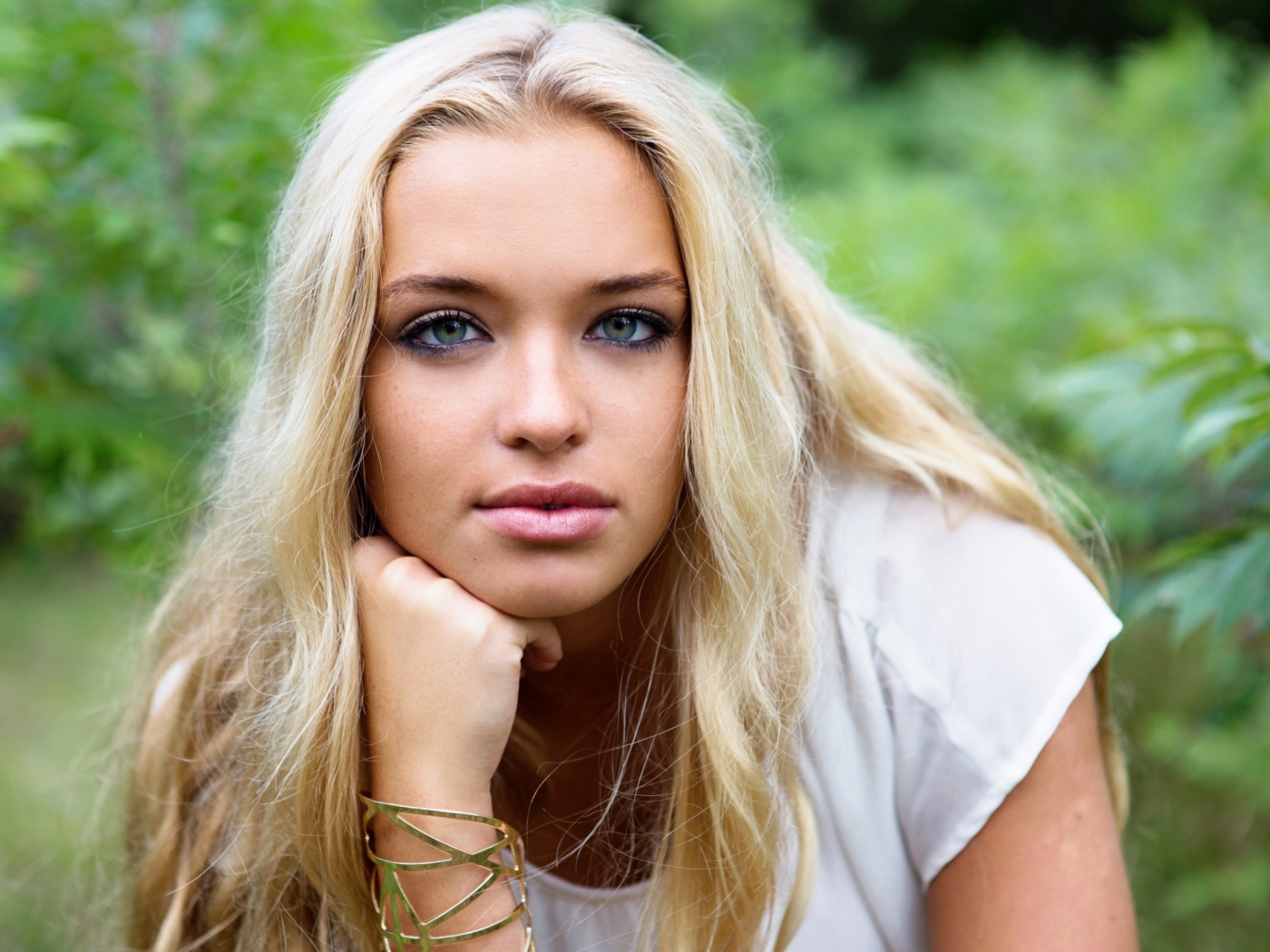 Красивая зеленоглазая девушка со светлыми волосами 