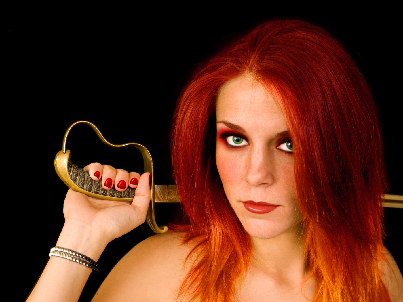 Красивая зеленоглазая девушка с зелеными глазами с саблей в руке